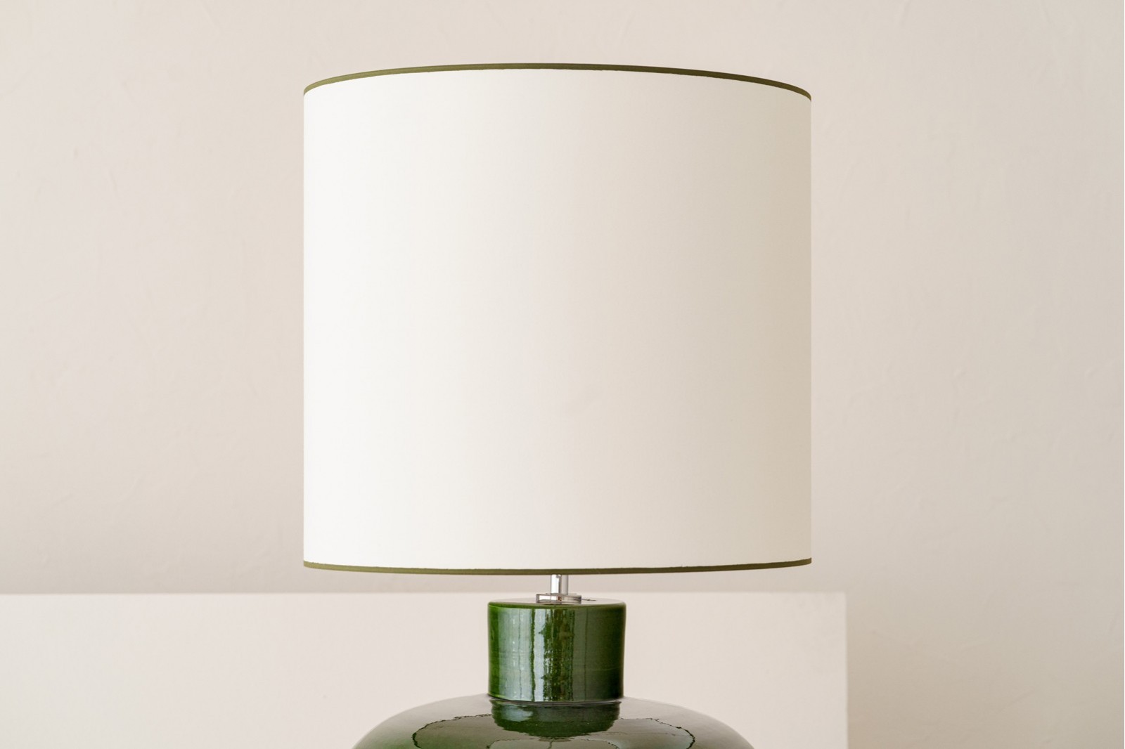 CERAMIC TABLE LAMP. ARUME. LAMPSHADE