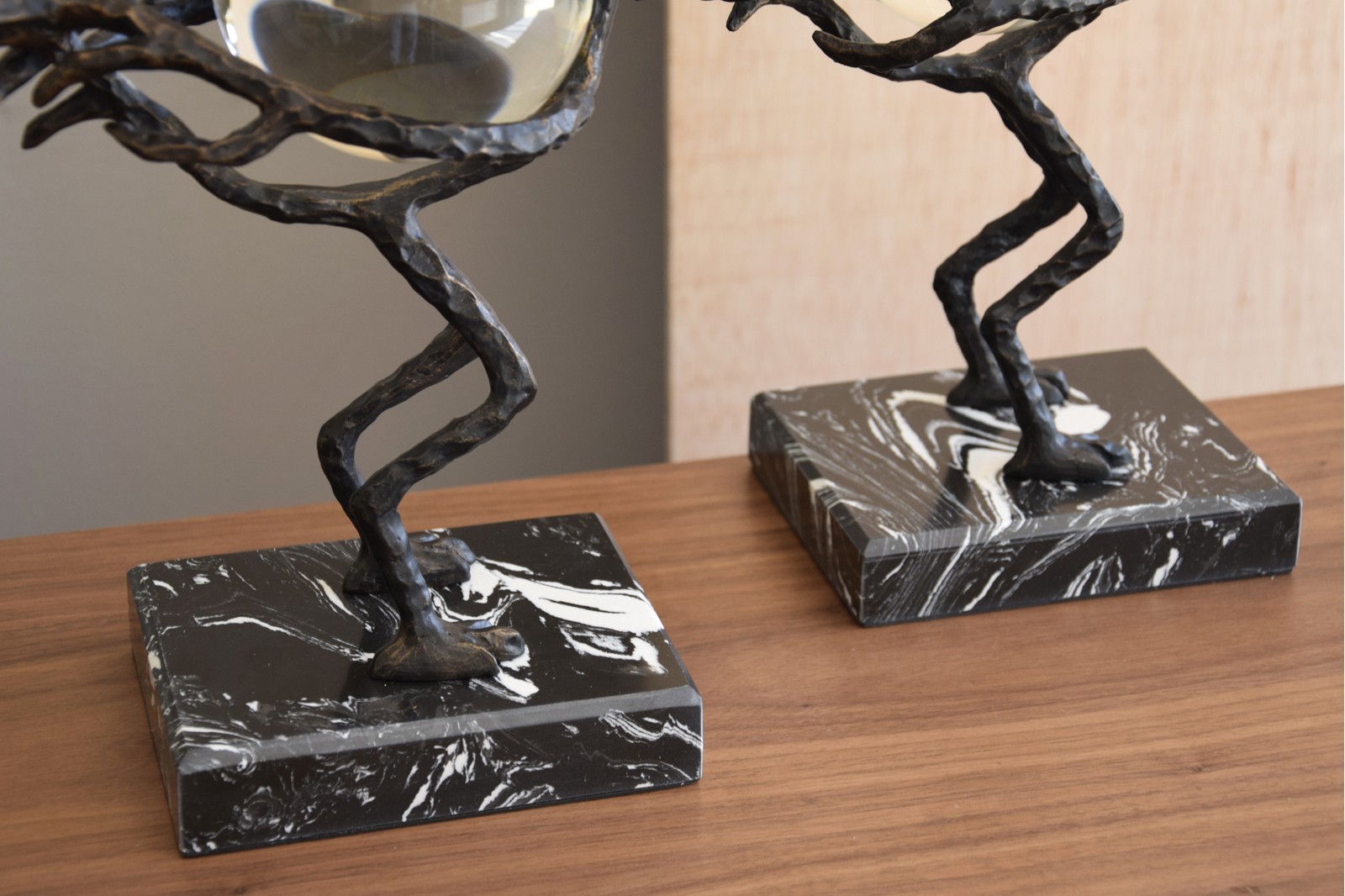 AVESTRUZ EN METAL, CRISTAL Y MARMOL BAJA