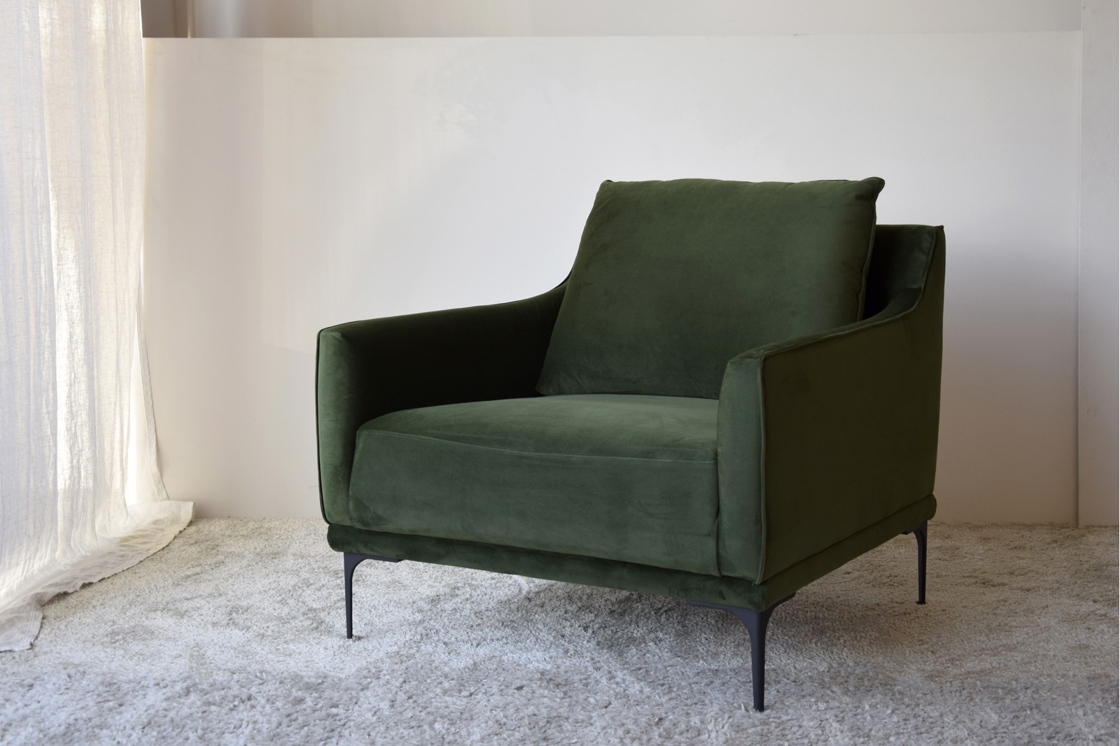 ARMCHAIR. GREEN VELVET UPHOLSTERY