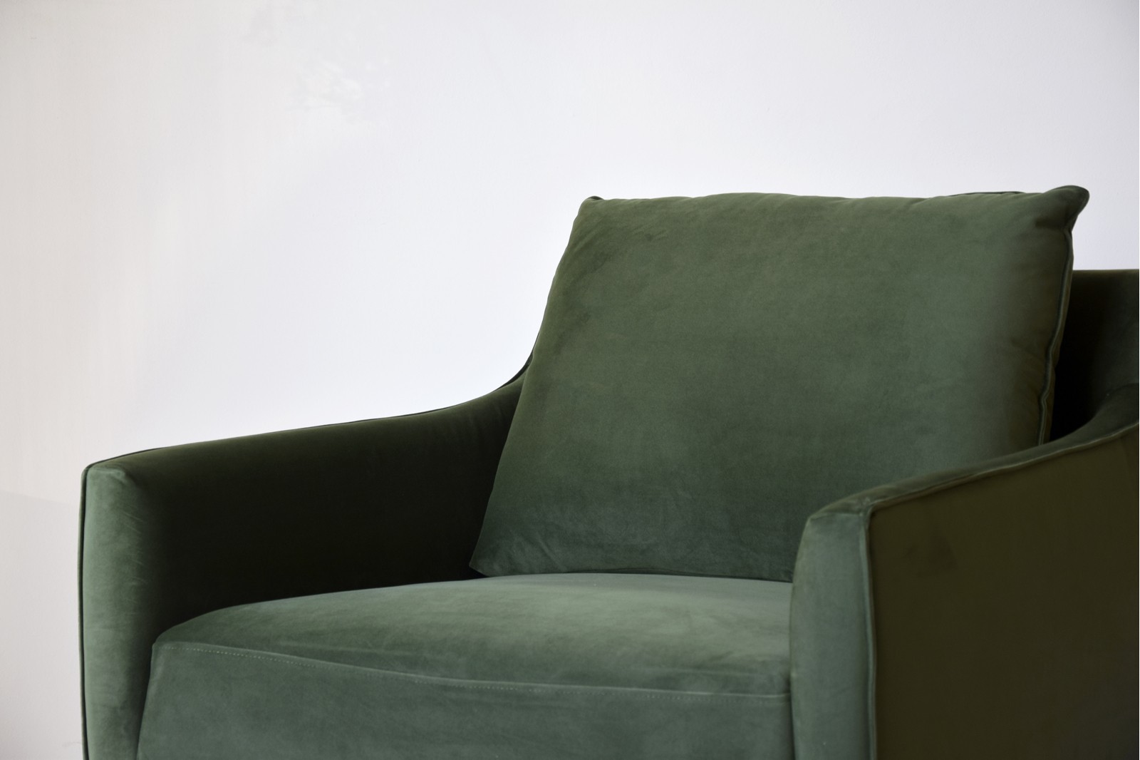 ARMCHAIR. GREEN VELVET UPHOLSTERY