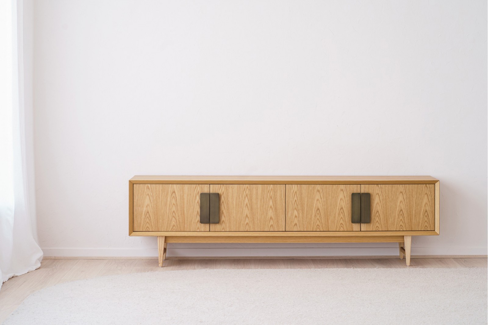 TV CABINET OIA. OAK AND ANTIQUE BRASS