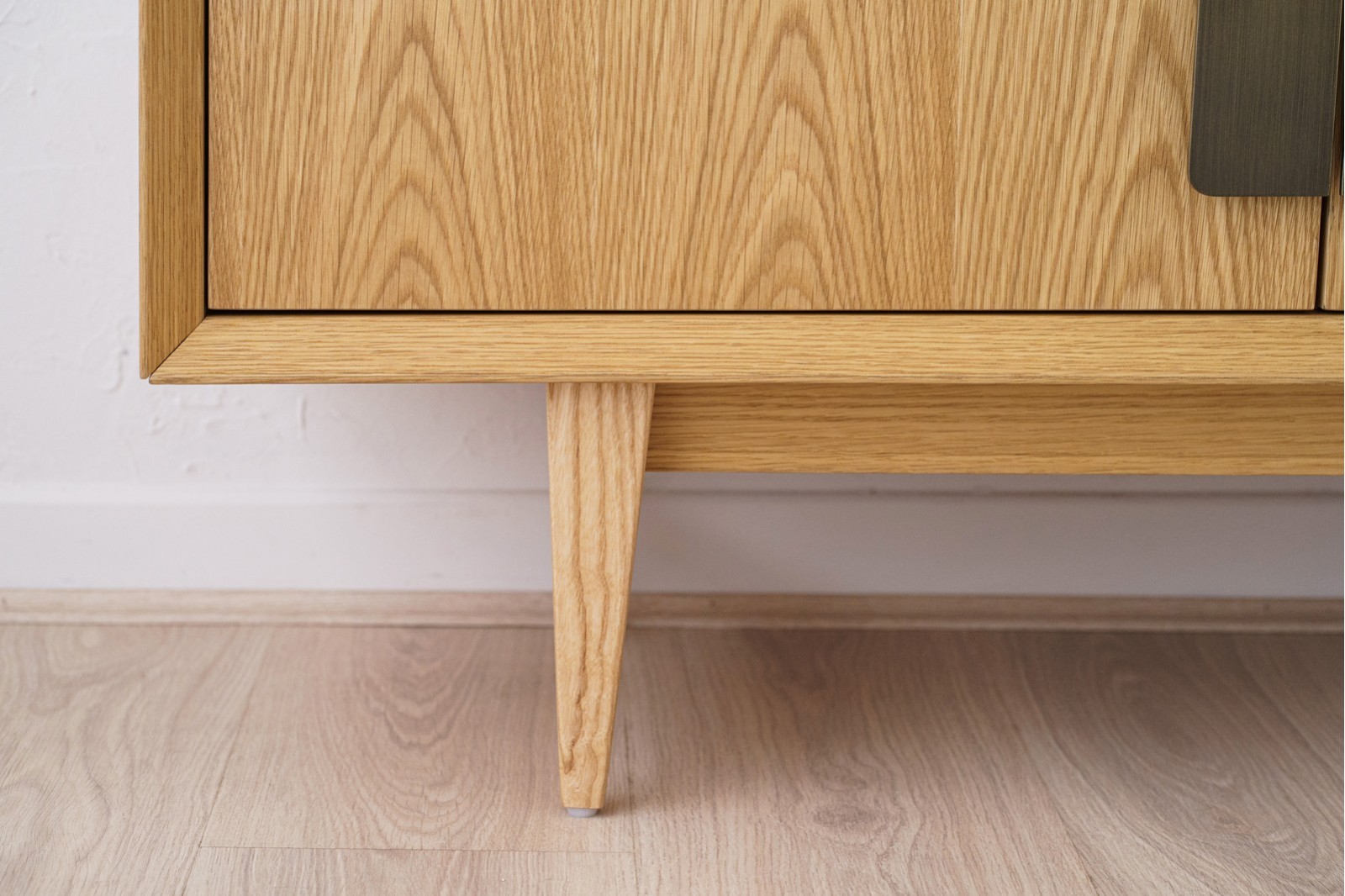 TV CABINET OIA. OAK AND ANTIQUE BRASS