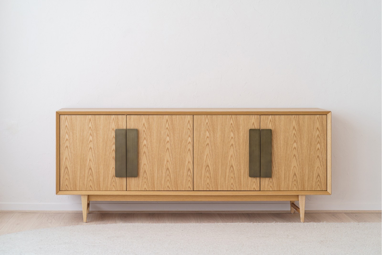 SIDEBOARD OIA. OAK AND ANCIENT BRASS METAL