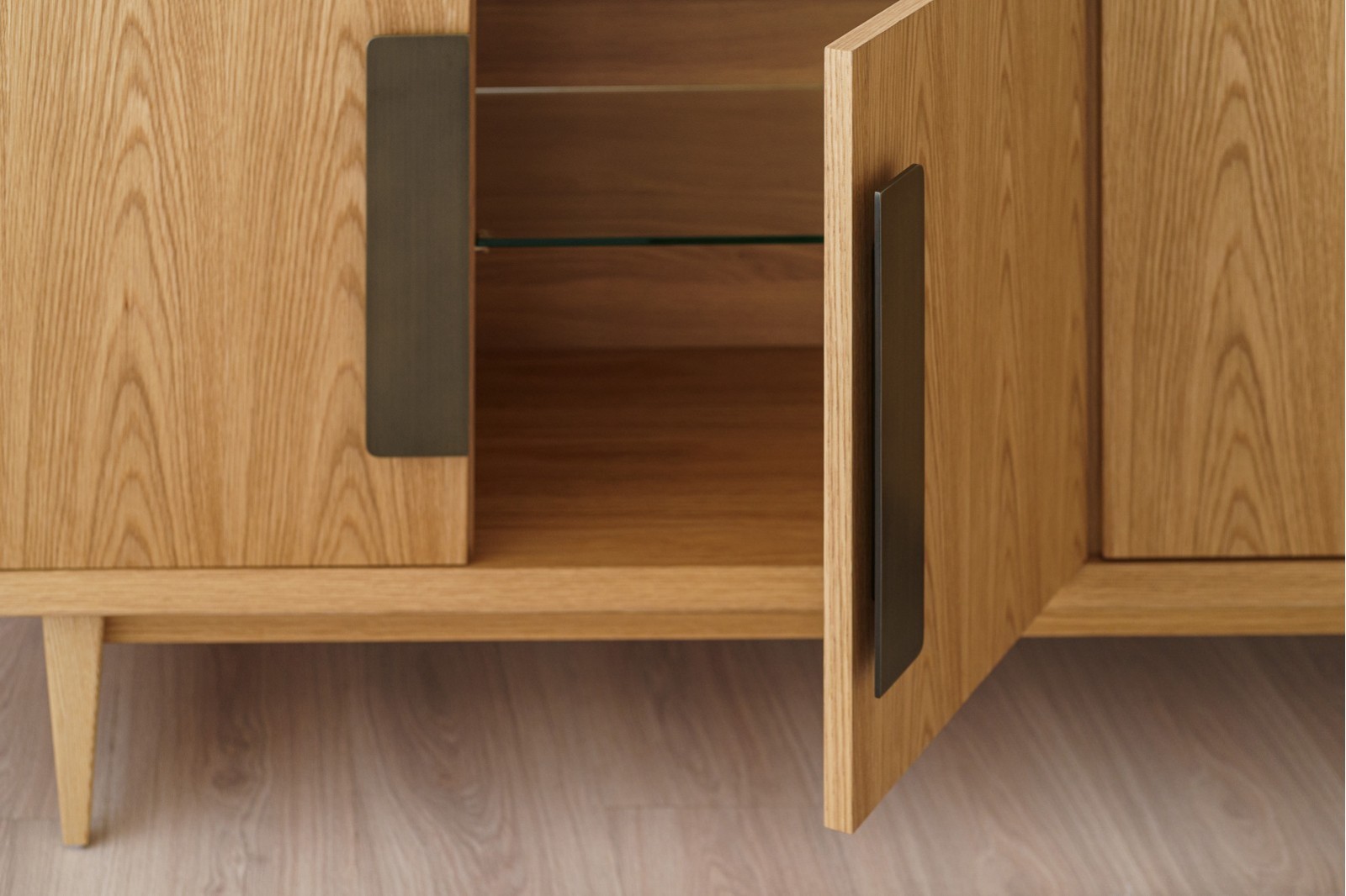 SIDEBOARD OIA. OAK AND ANCIENT BRASS METAL