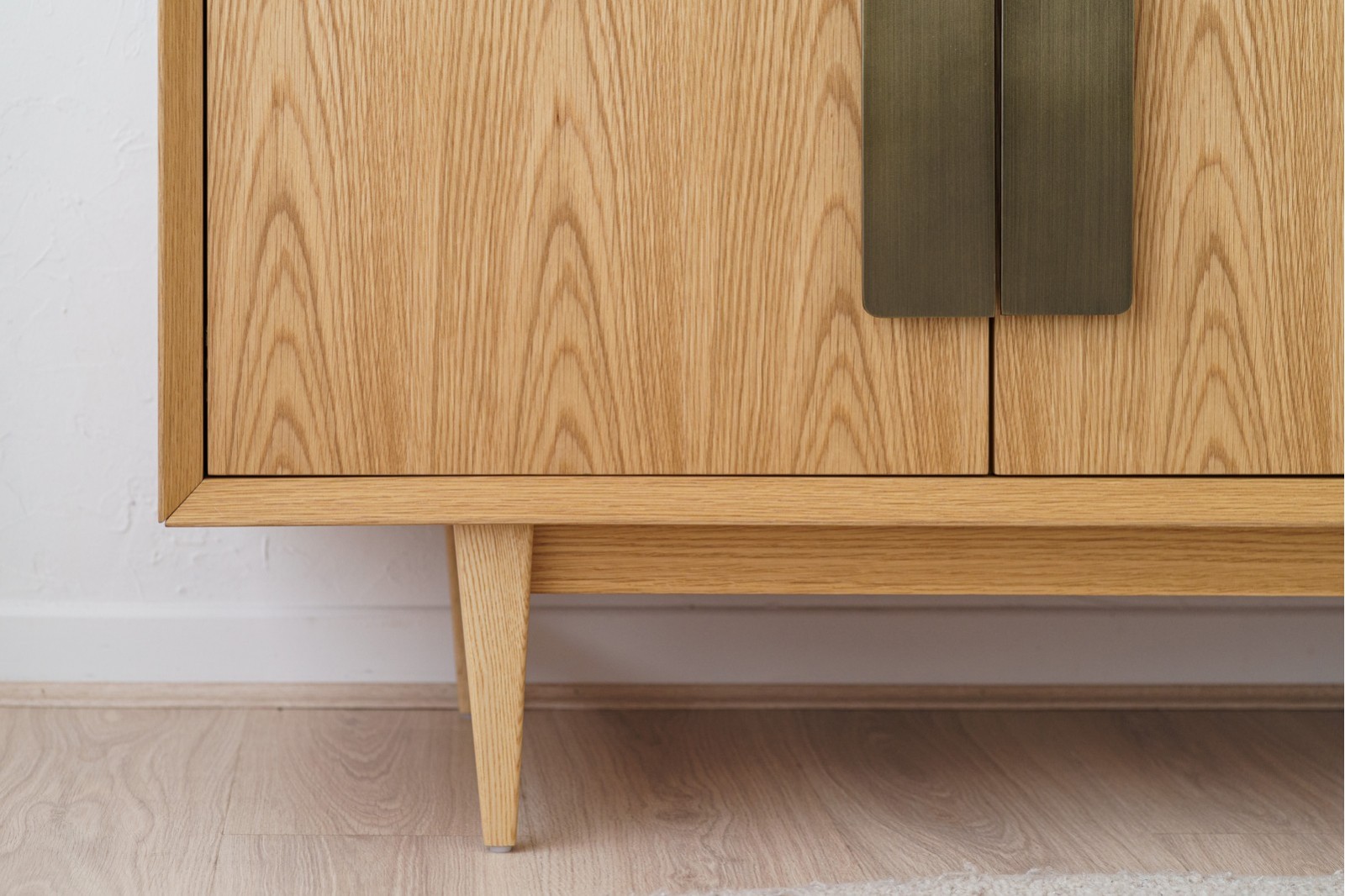 SIDEBOARD OIA. OAK AND ANCIENT BRASS METAL