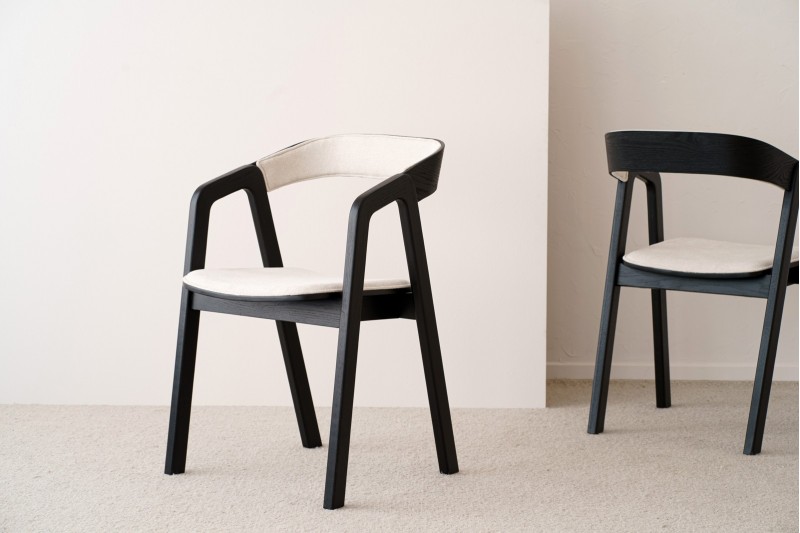 SET OF 2 AIRA CHAIRS. WOOD. BLACK AND BEIGE