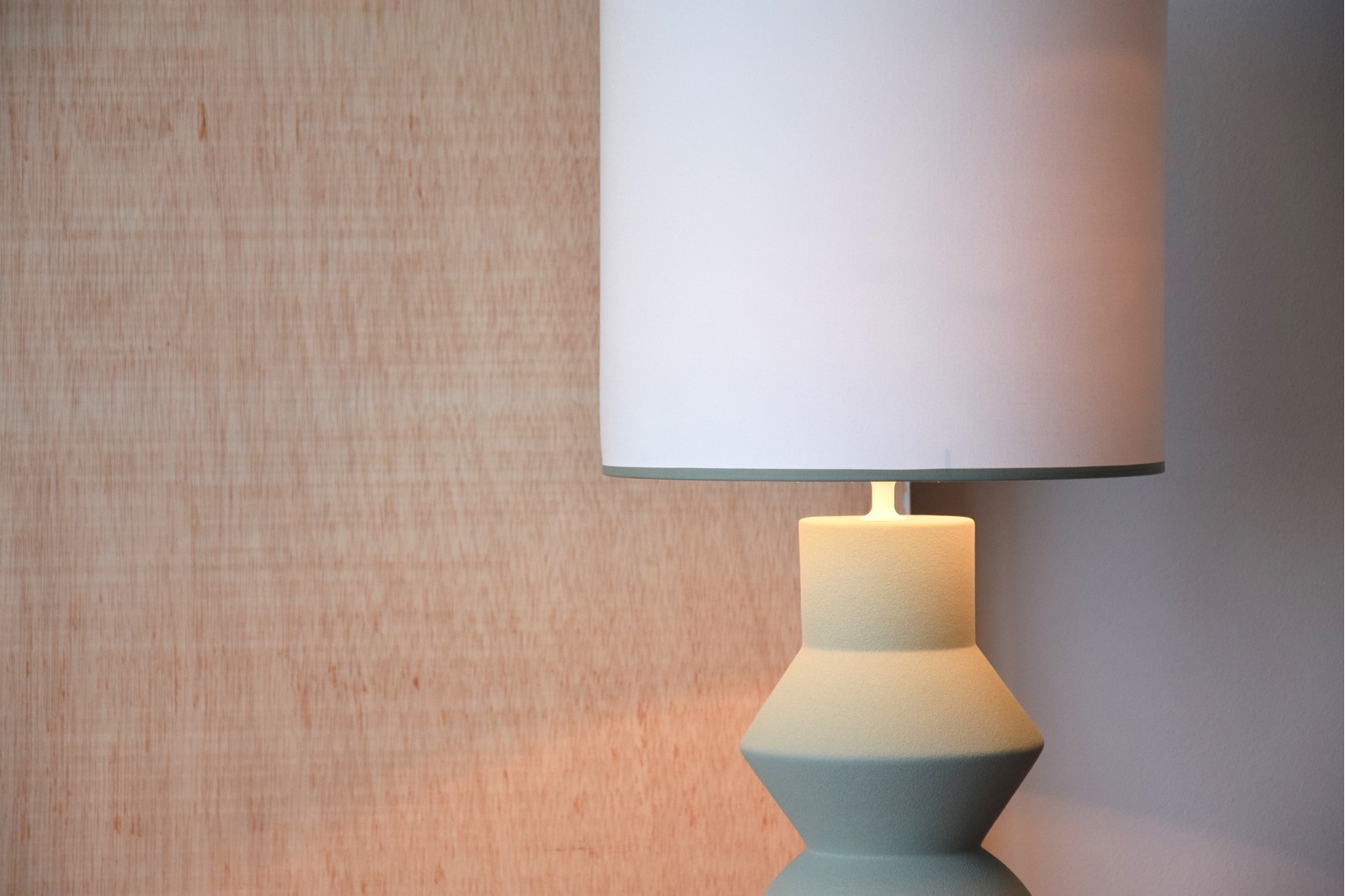 CERAMIC TABLE LAMP FORMA W/ SHADE. MOSS COLOR