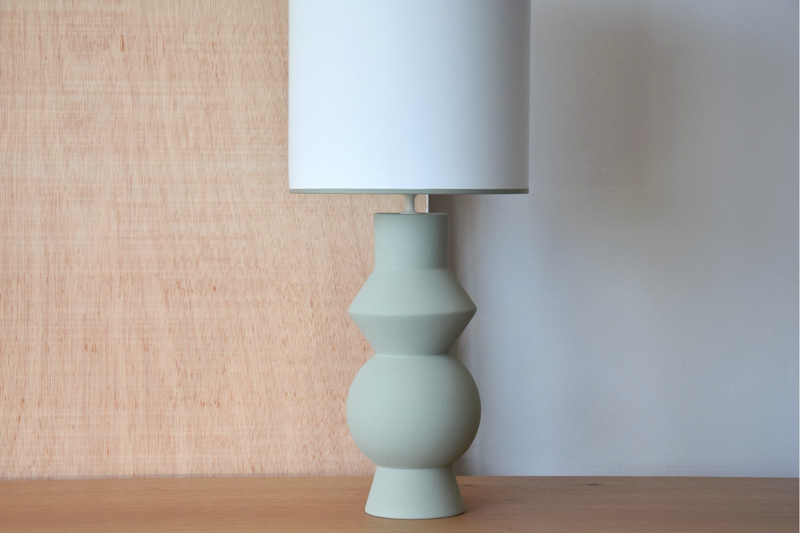 CERAMIC TABLE LAMP FORMA W/ SHADE. MOSS COLOR