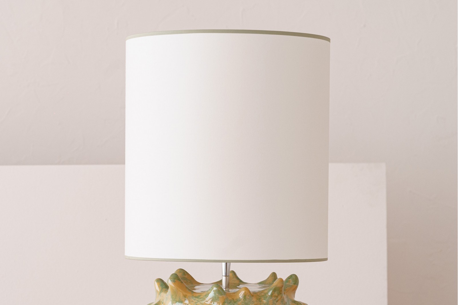 CERAMIC TABLE LAMP. SOLAR. GREEN GLOSS. LOW