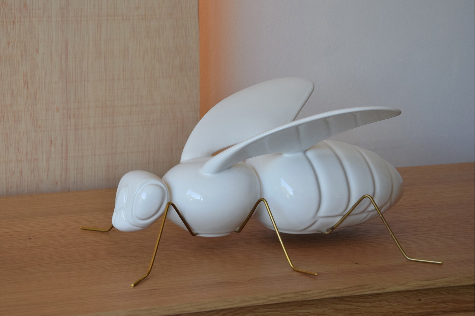 BEE SCULPTURE. CERAMIC. GLOSSY WHITE