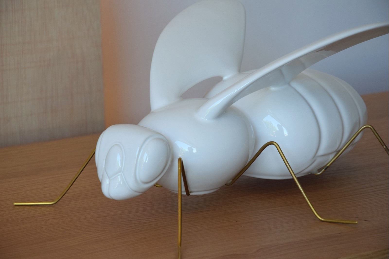 BEE SCULPTURE. CERAMIC. GLOSSY WHITE