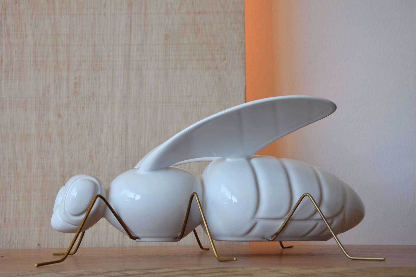 BEE SCULPTURE. CERAMIC. GLOSSY WHITE