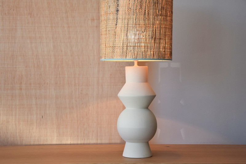 CERAMIC TABLE LAMP FORMA W/ SHADE. WARM WHITE