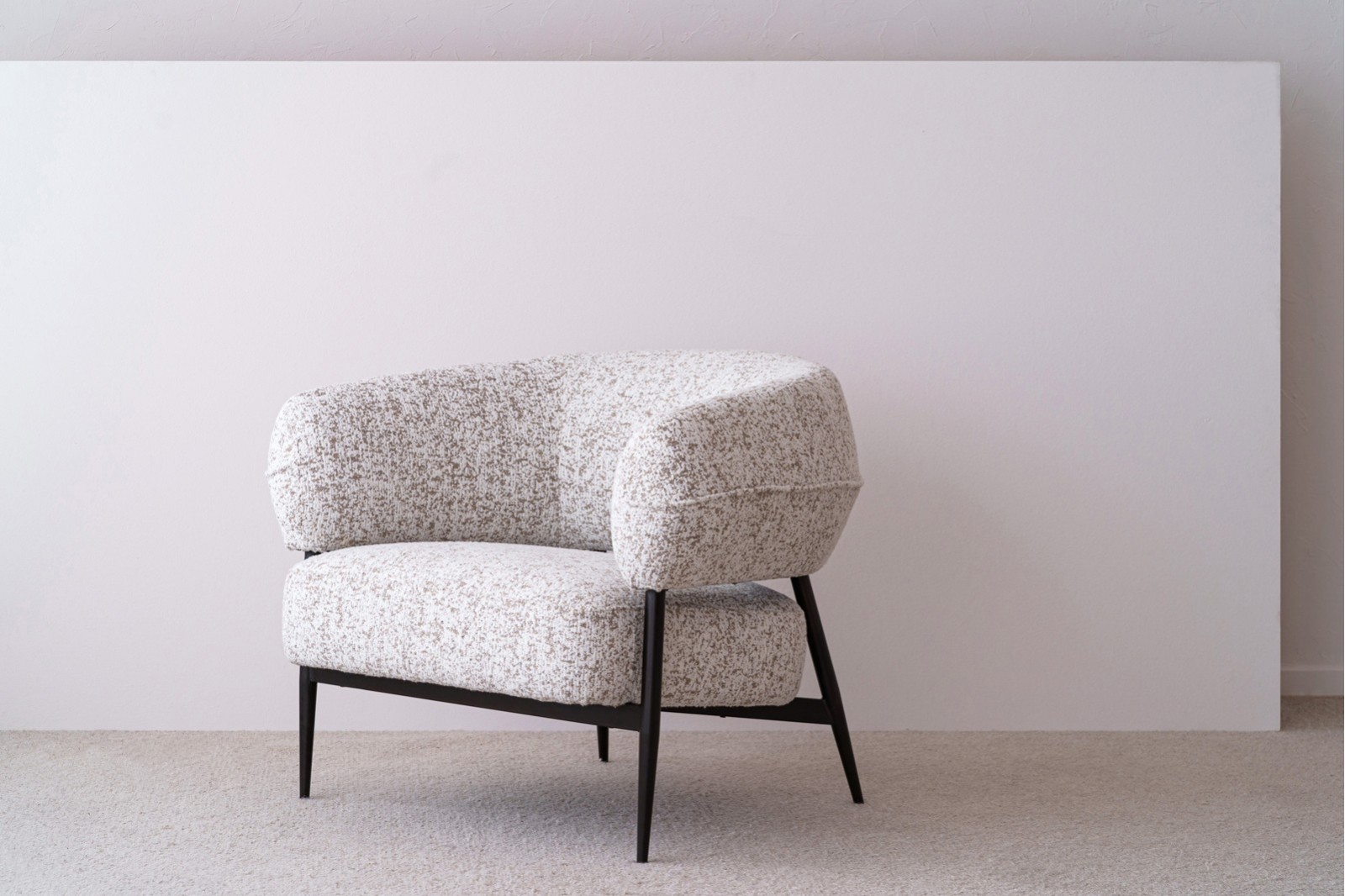 ARMCHAIR. ROUND SHPAE AND WARM WHITE UPHOLSTERED.