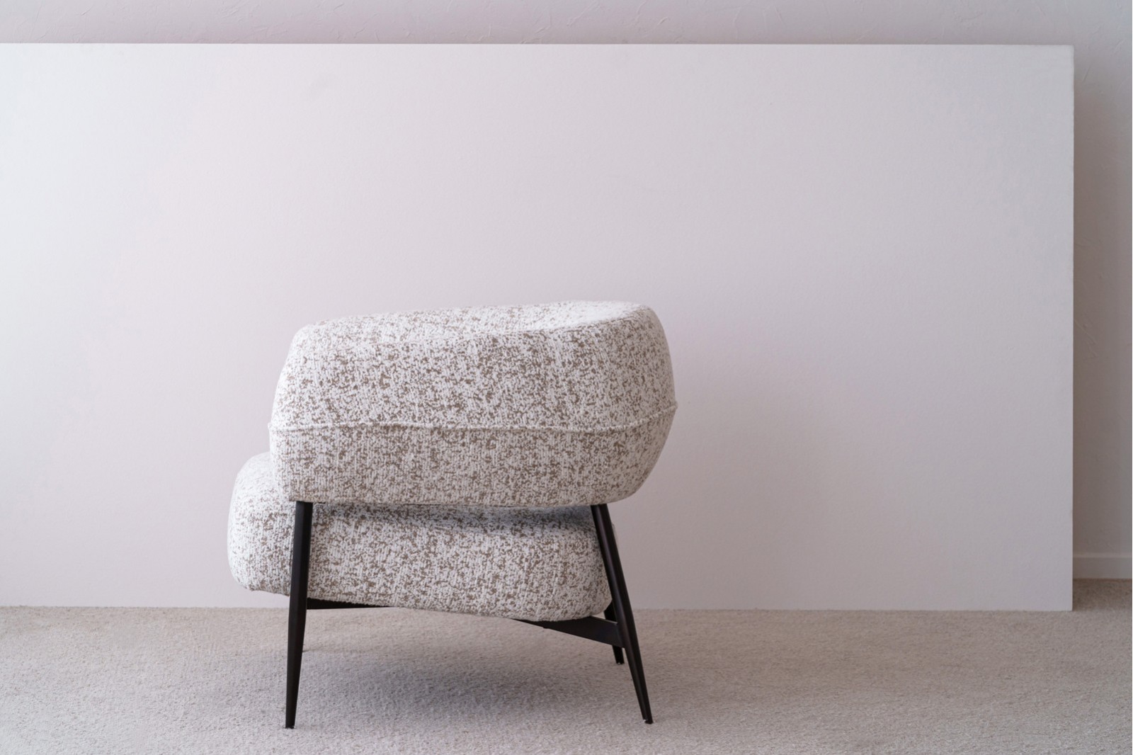 ARMCHAIR. ROUND SHPAE AND WARM WHITE UPHOLSTERED.