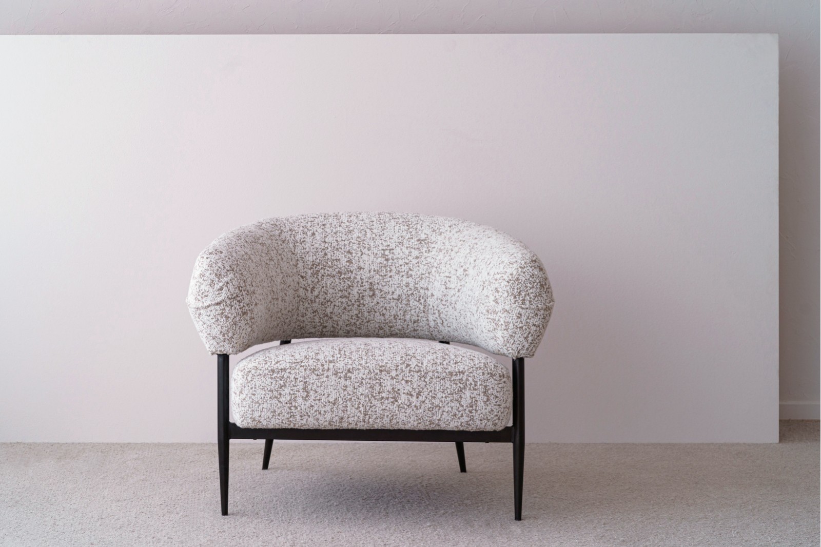 ARMCHAIR. ROUND SHPAE AND WARM WHITE UPHOLSTERED.