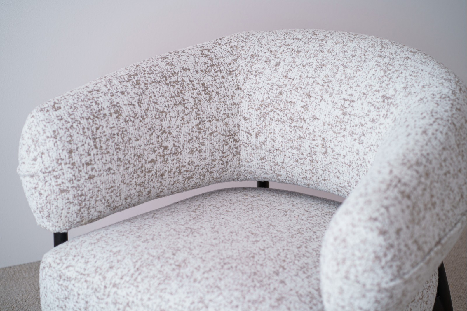 ARMCHAIR. ROUND SHPAE AND WARM WHITE UPHOLSTERED.