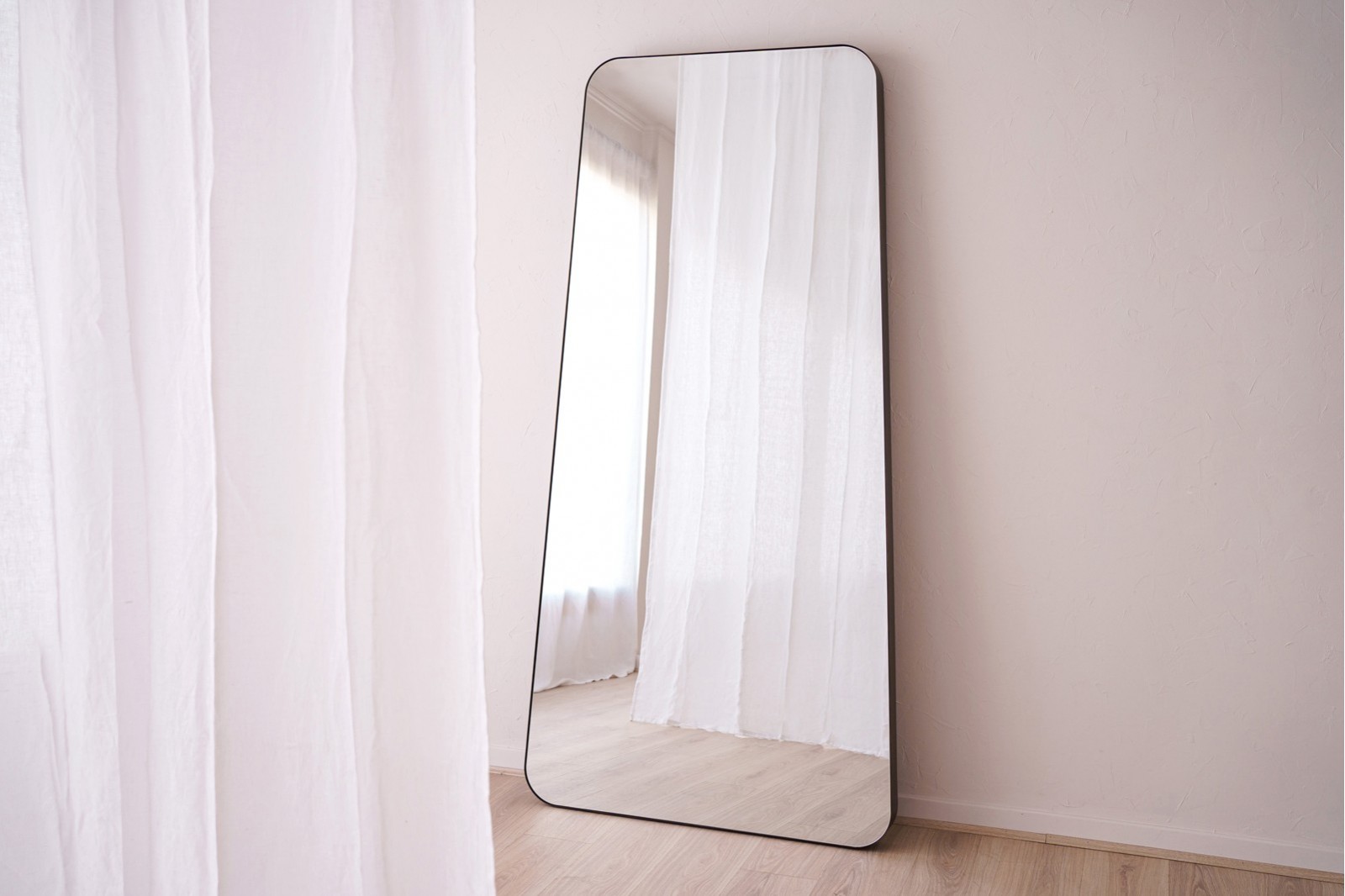 DECORATIVE FLOOR MIRROR N4. DARK METAL FRAME