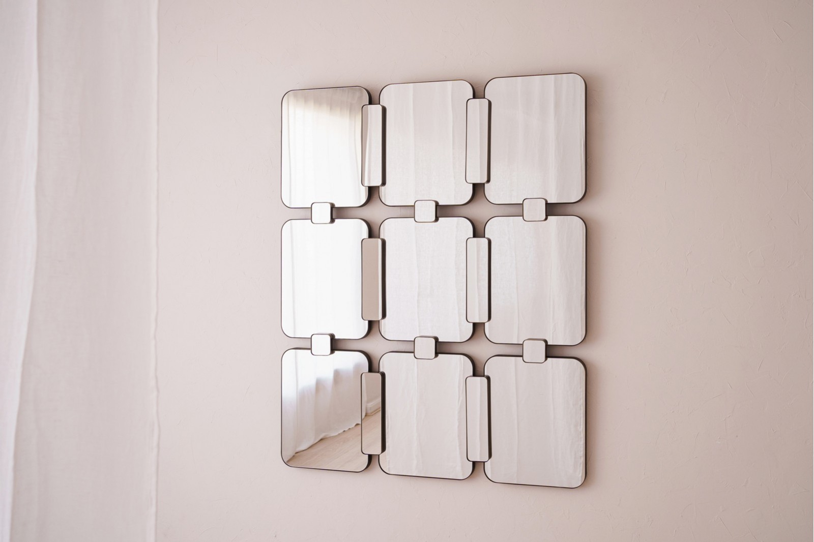 RECTANGULAR MIRROR WALL 1. METAL FRAME