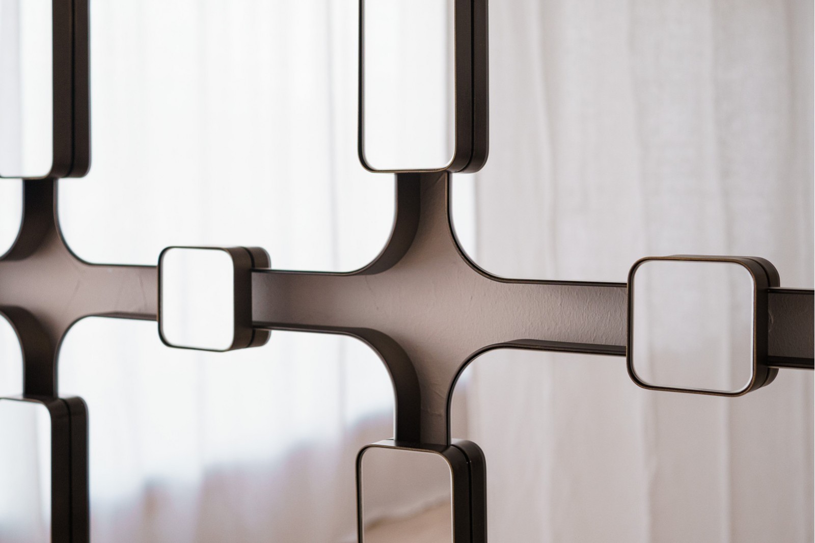 RECTANGULAR MIRROR WALL 1. METAL FRAME