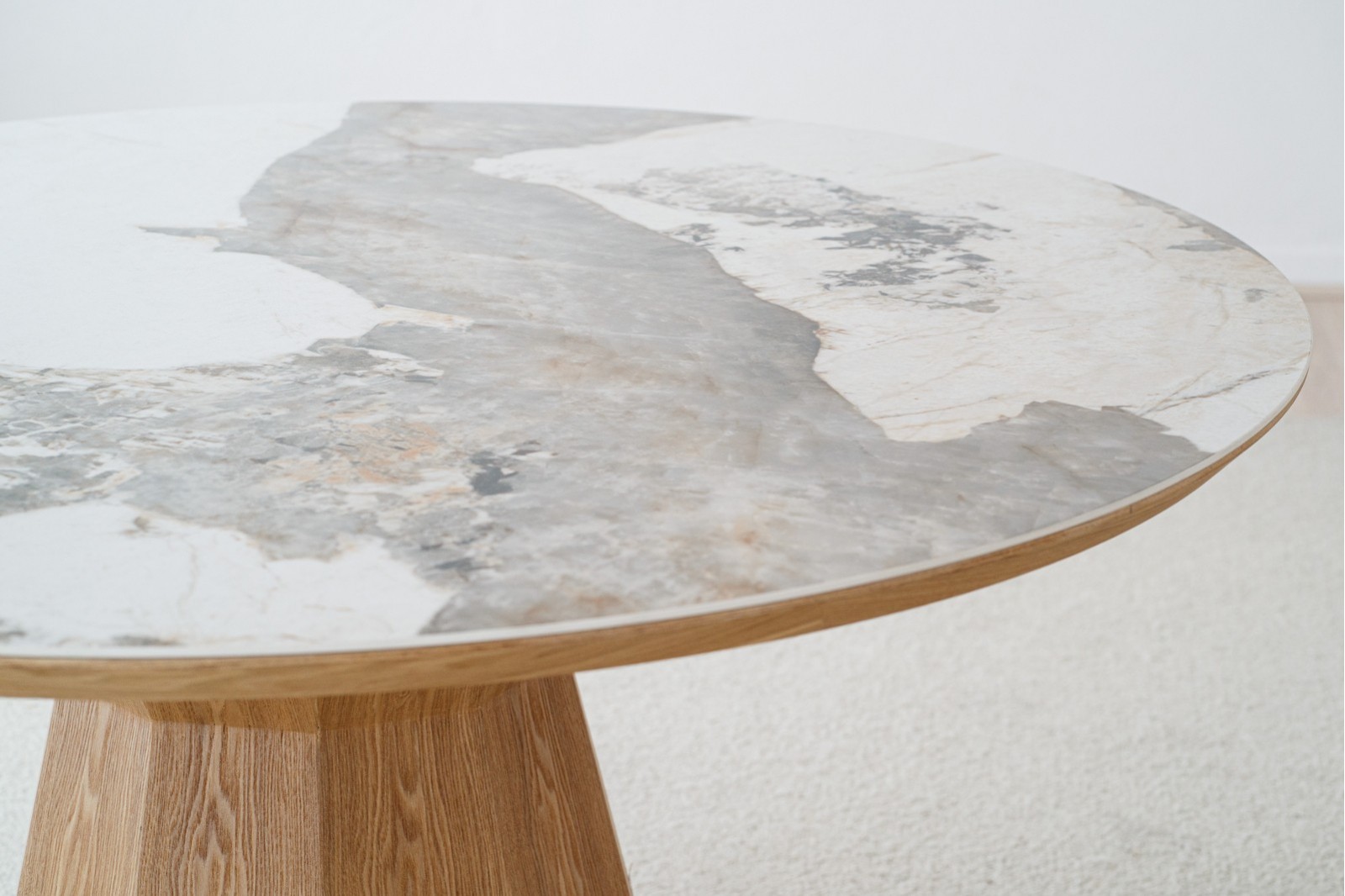 ROUND DINING TABLE NAT. CERAMIC AND ASH