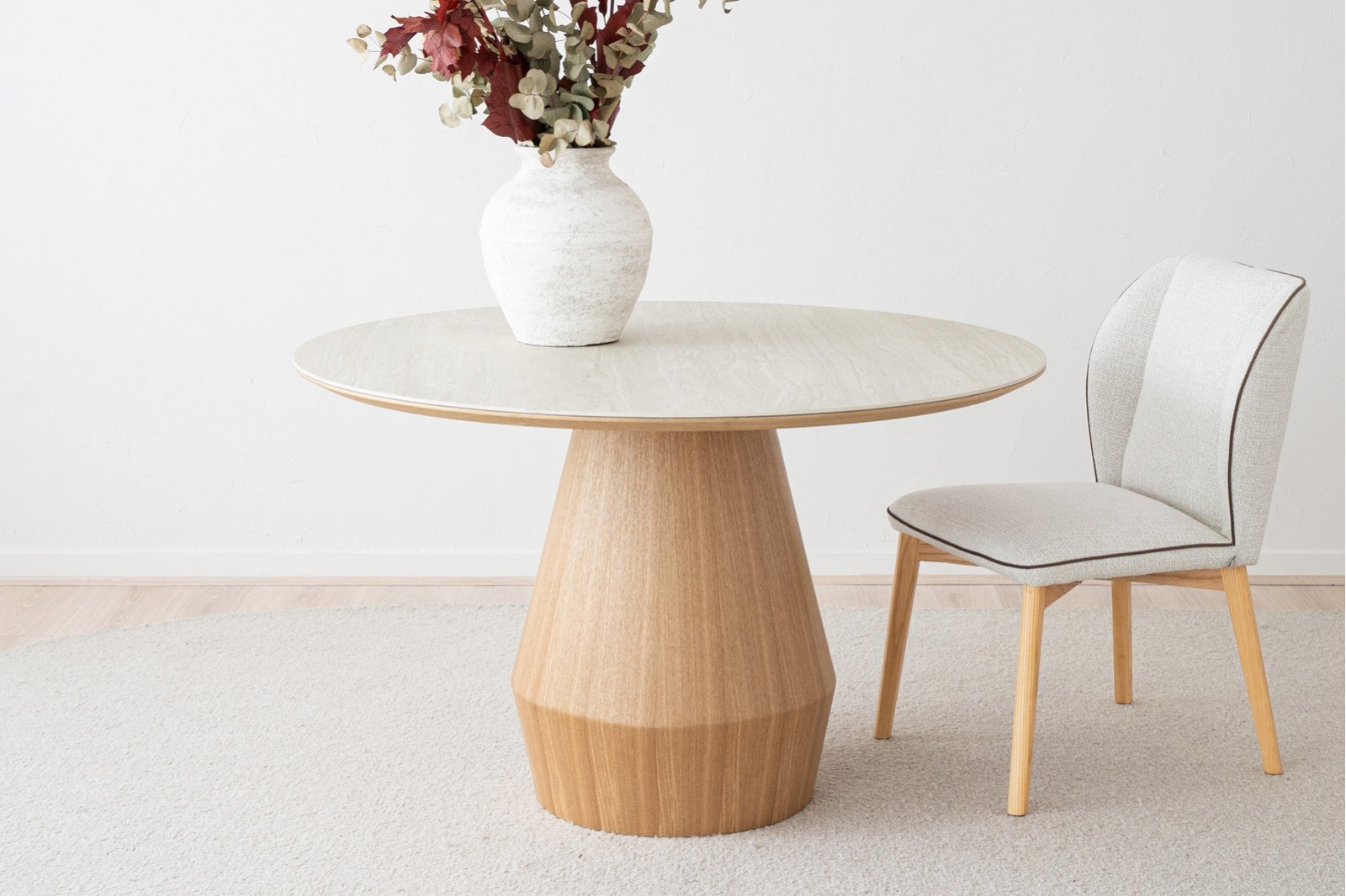 ROUND DINING TABLE. NATURAL ASH AND CERAMIC