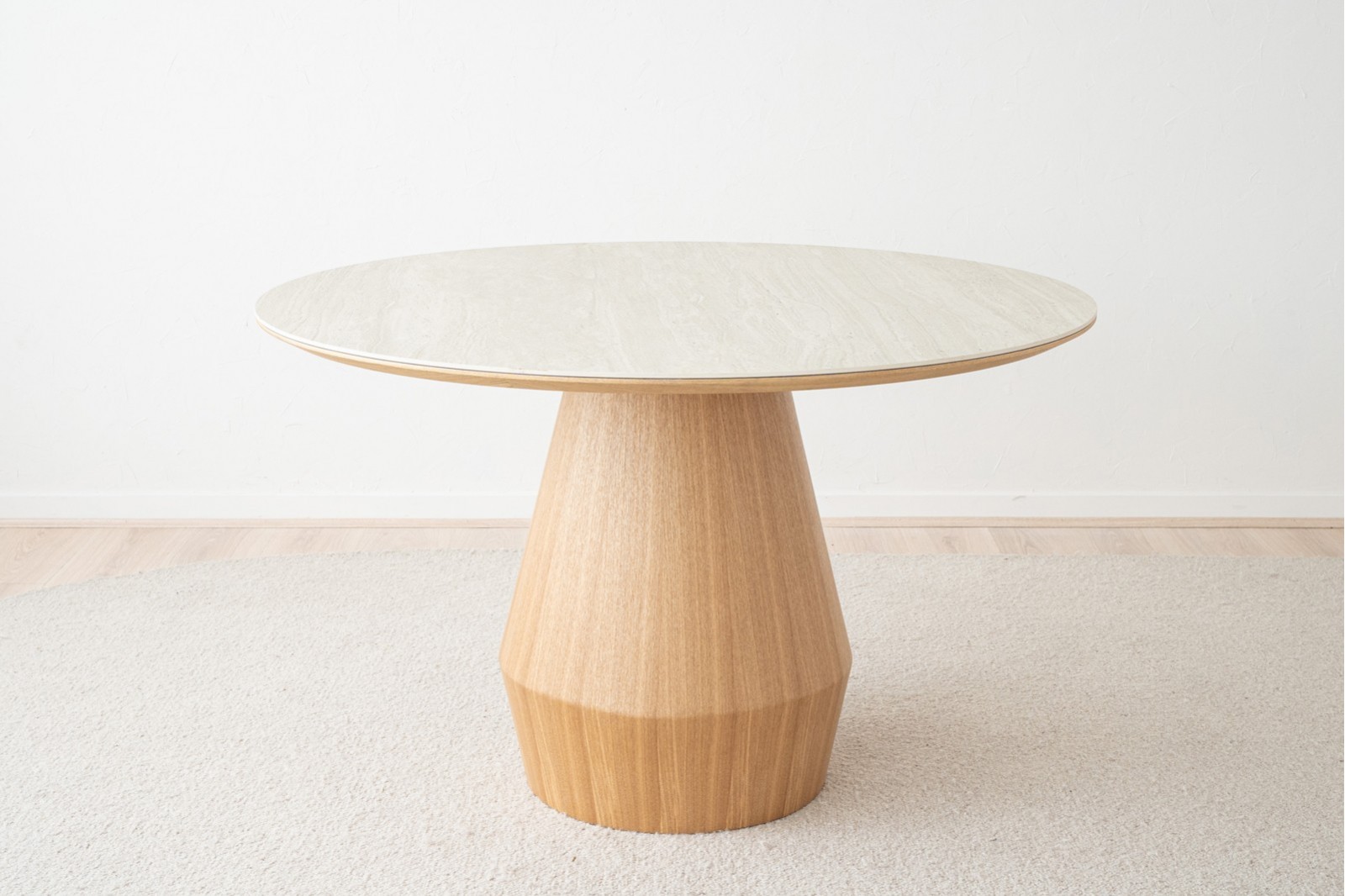 ROUND DINING TABLE. NATURAL ASH AND CERAMIC