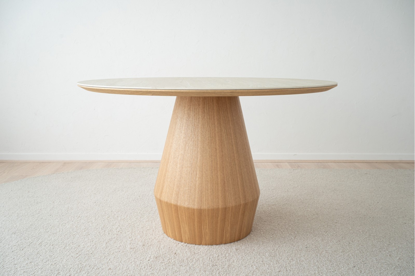 ROUND DINING TABLE. NATURAL ASH AND CERAMIC