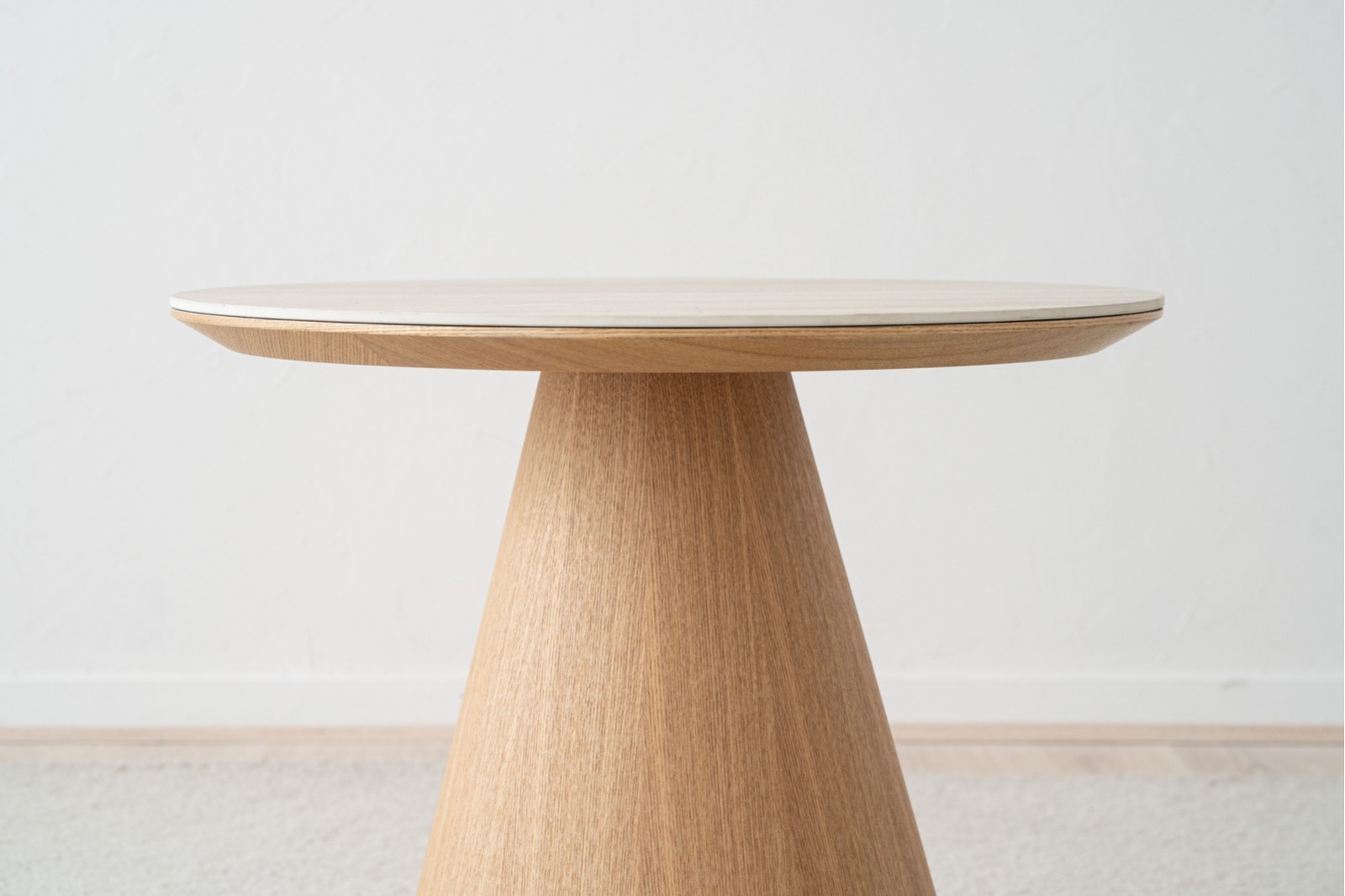 TABLE D-APPOINT FRÊNE NATUREL ET CÉRAMIQUE BEIGE