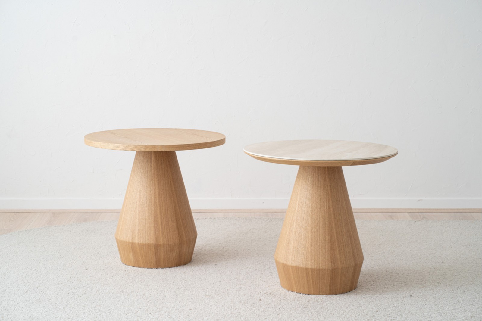 TABLE D-APPOINT FRÊNE NATUREL ET CÉRAMIQUE BEIGE