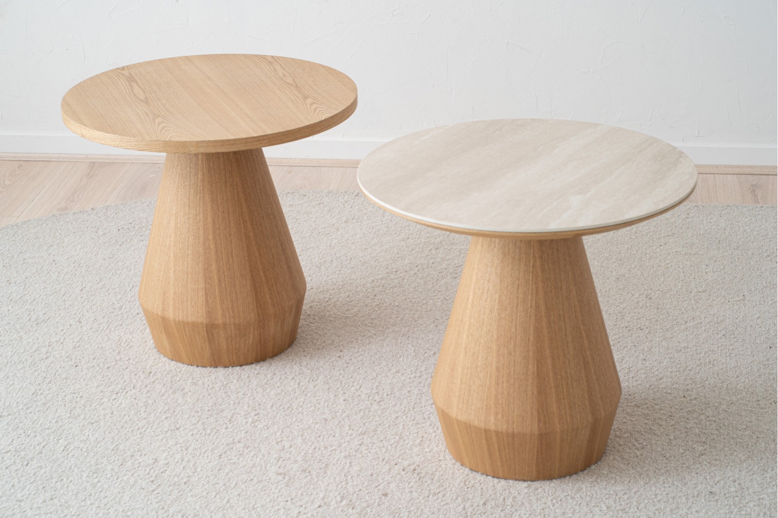 TABLE D-APPOINT FRÊNE NATUREL ET CÉRAMIQUE BEIGE