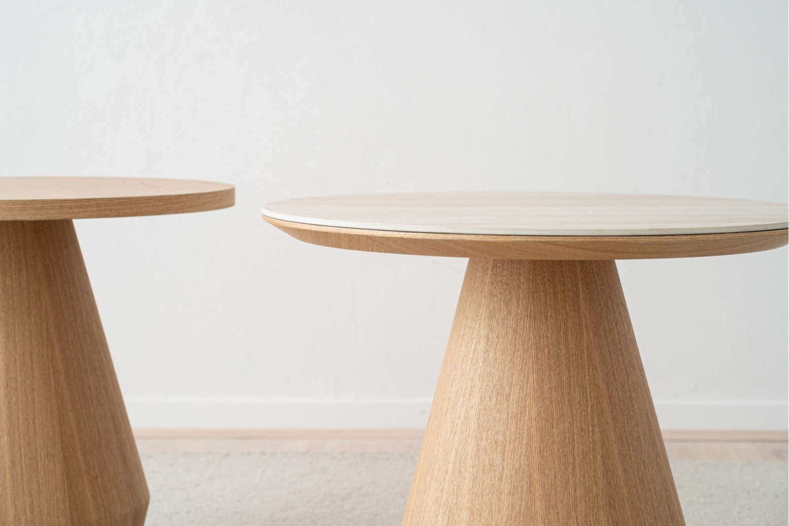 TABLE D-APPOINT FRÊNE NATUREL ET CÉRAMIQUE BEIGE