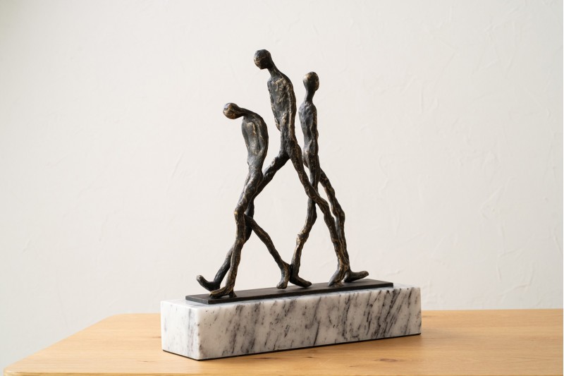 ESCULTURA CAMINANTES N2. METAL Y MÁRMOL