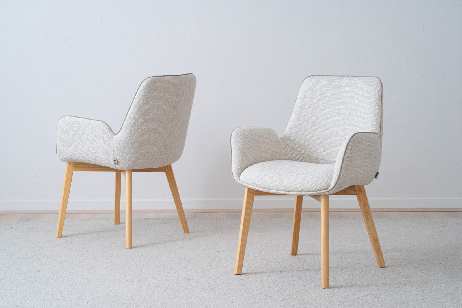 SET 2 SILLAS CON BRAZOS TAI. BEIGE