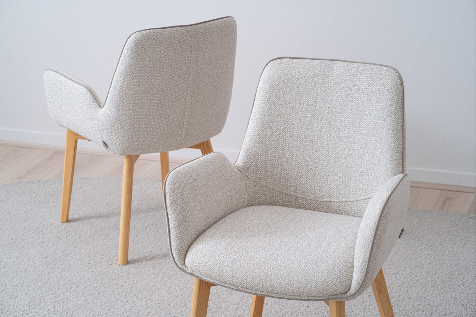 SET 2 SILLAS CON BRAZOS TAI. BEIGE
