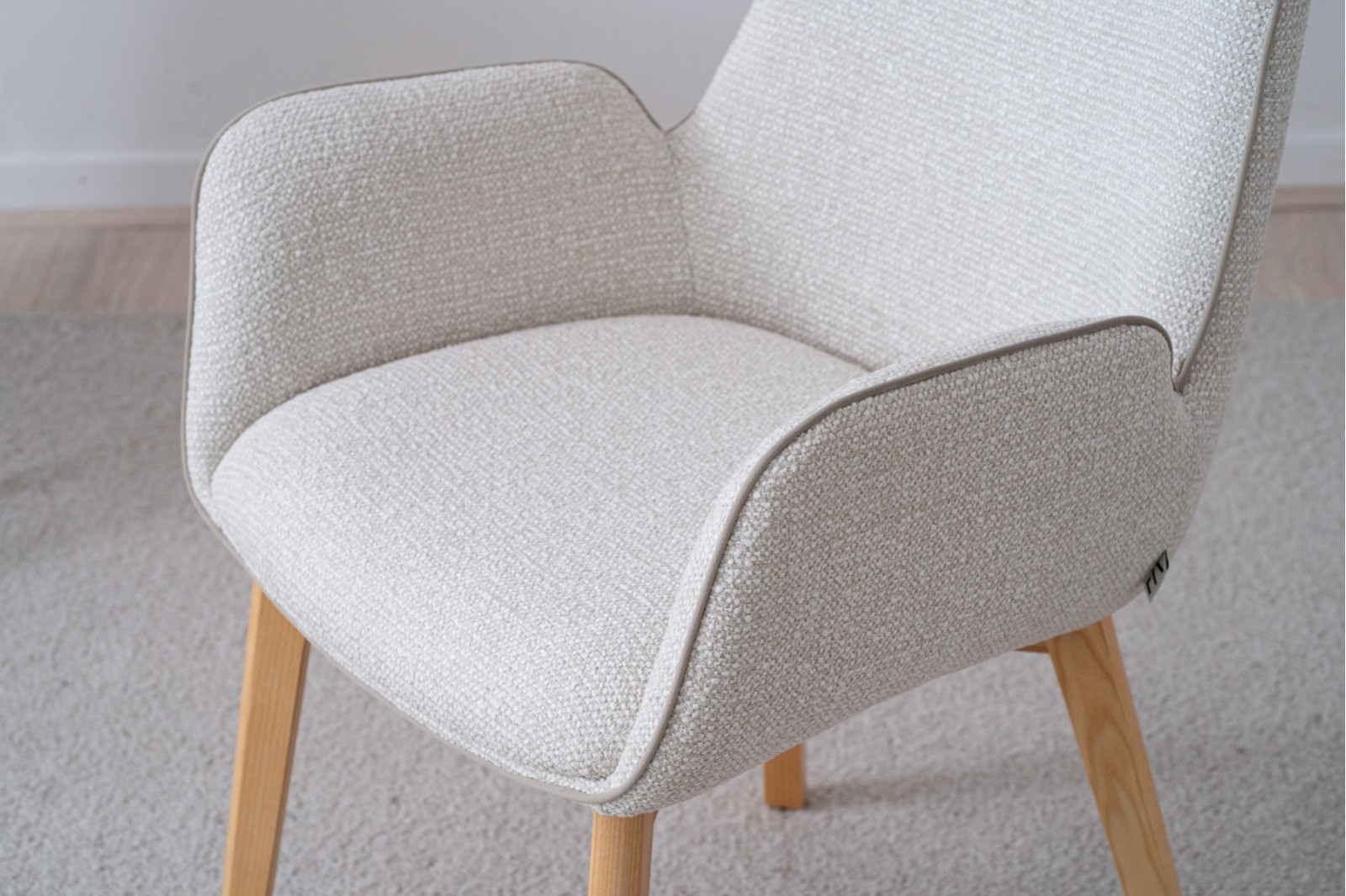 SET 2 SILLAS CON BRAZOS TAI. BEIGE