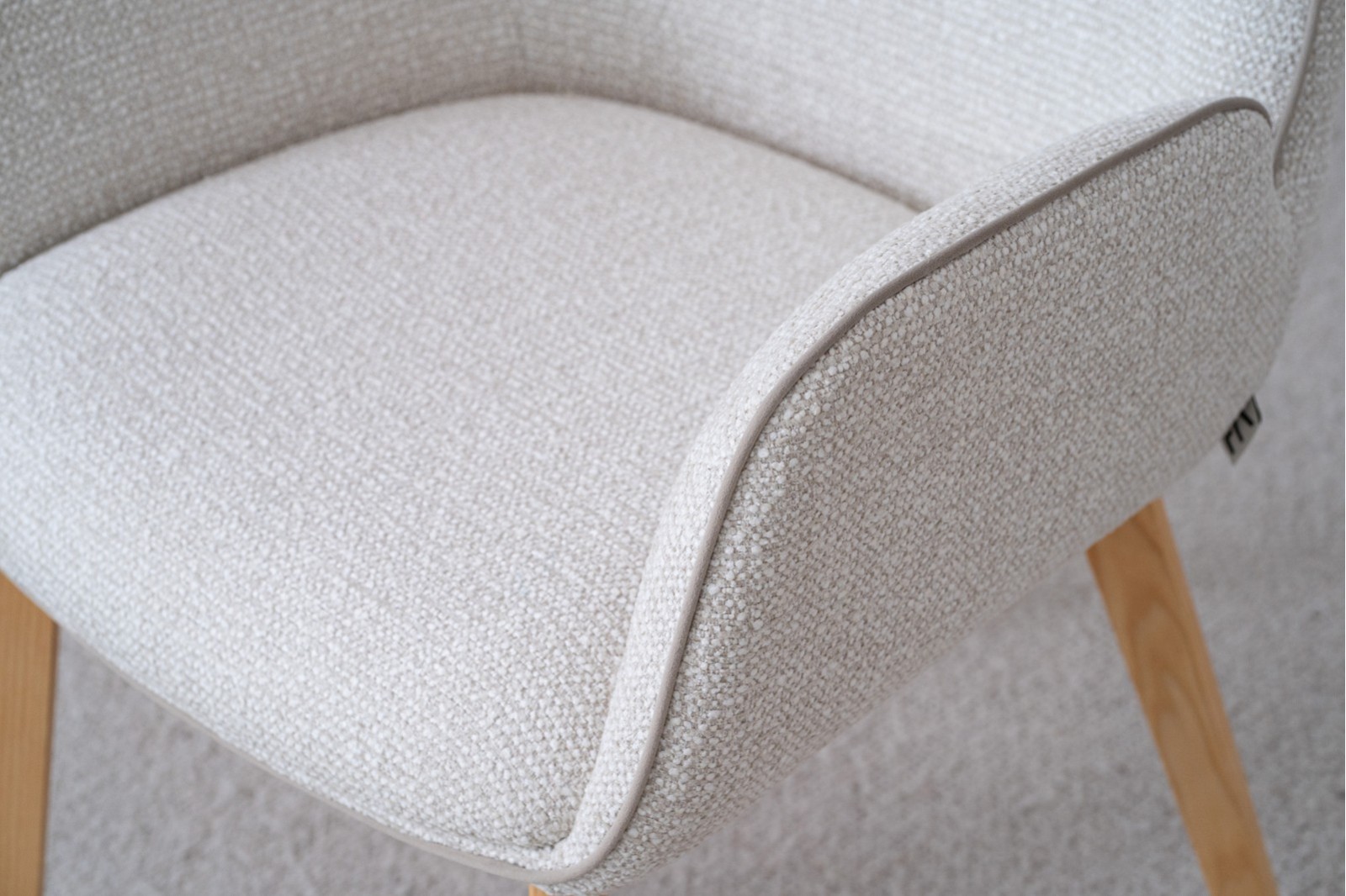 SET 2 SILLAS CON BRAZOS TAI. BEIGE