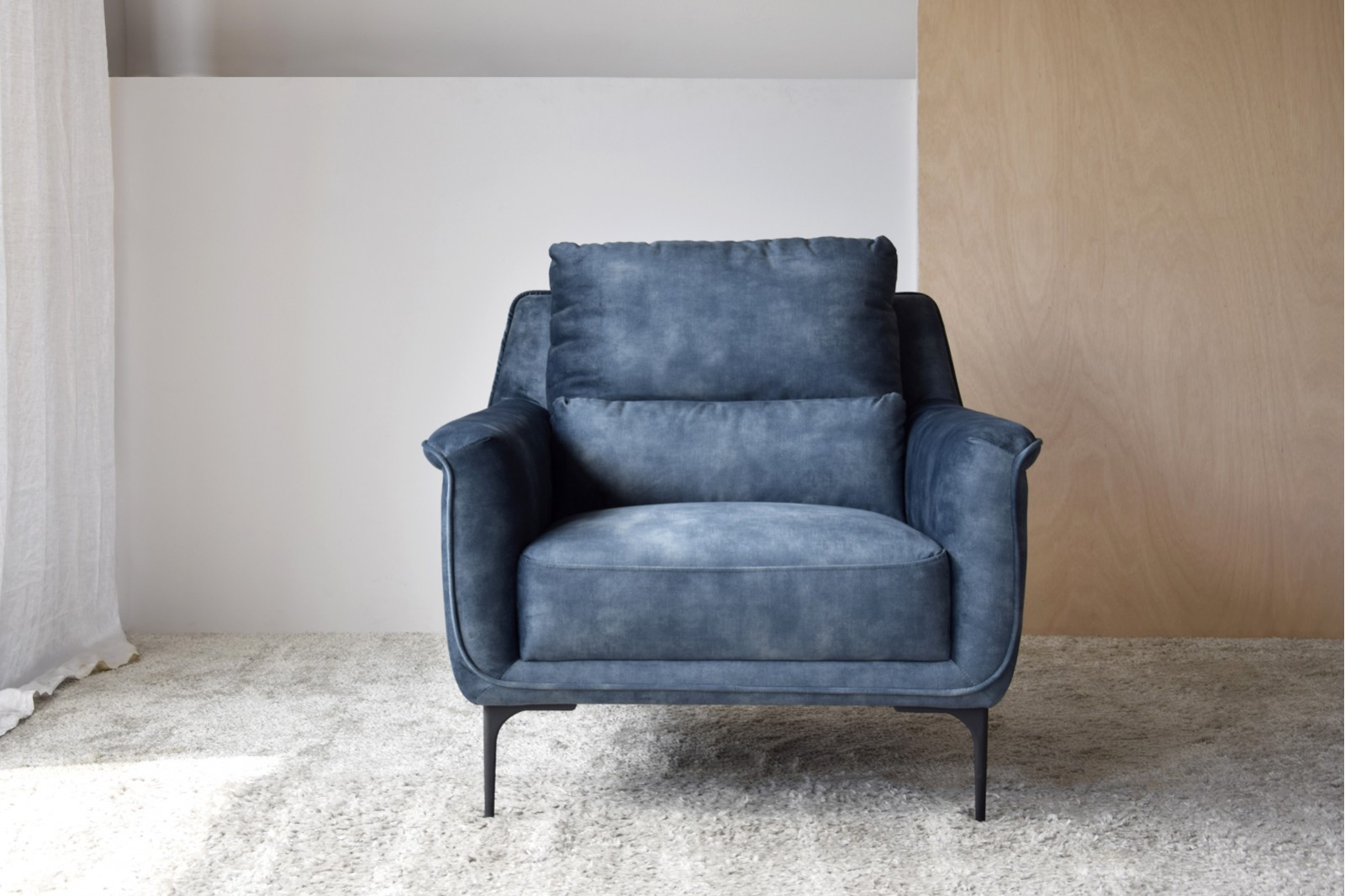 FAUTEUIL EN VELOURS BLEU USÉ