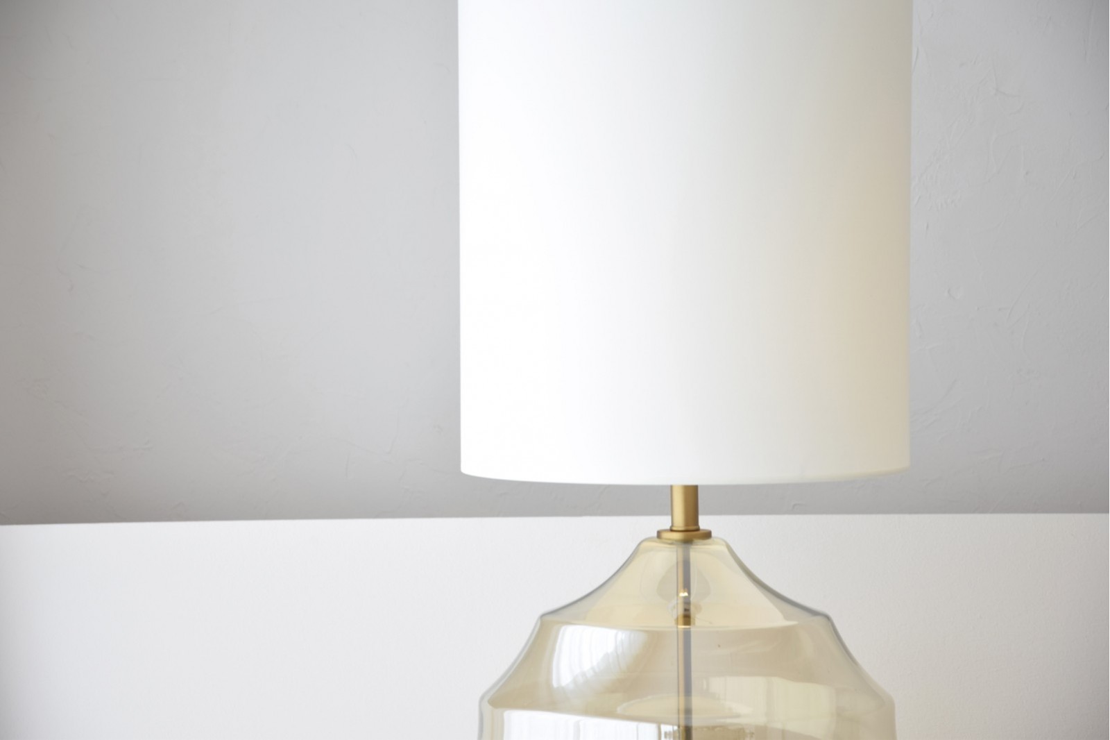 LAMPE TABLE SPHÈRE . VERRE AMBRÉ W/ABAT-JOUR