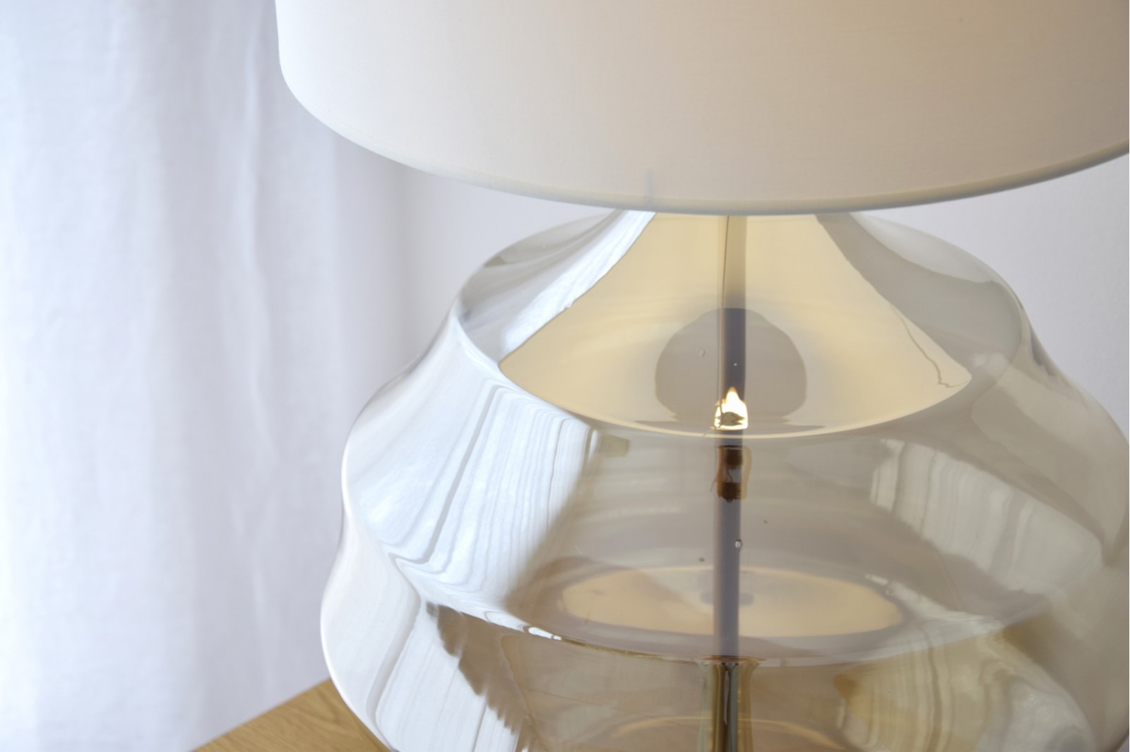 LÁMPARA MESA VIDRIO AMBAR ESFERA