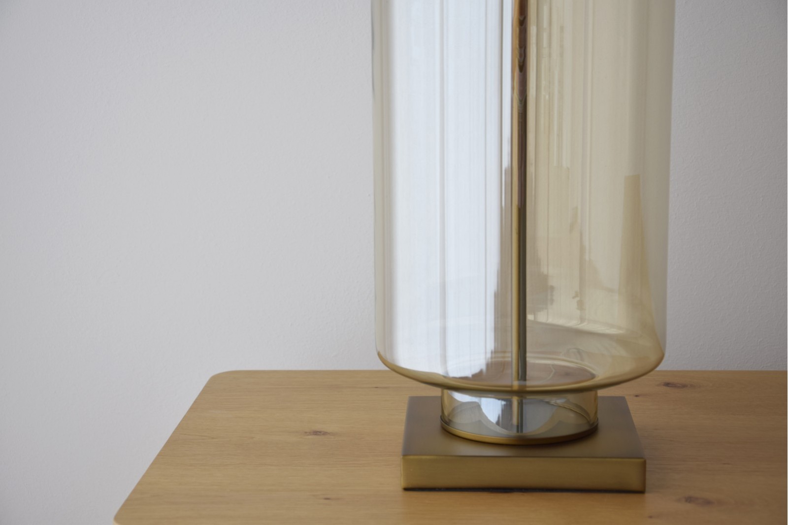 LAMPE CYLINDRIQUE EN VERRE AMBRÉ AVEC ABAT-JOUR