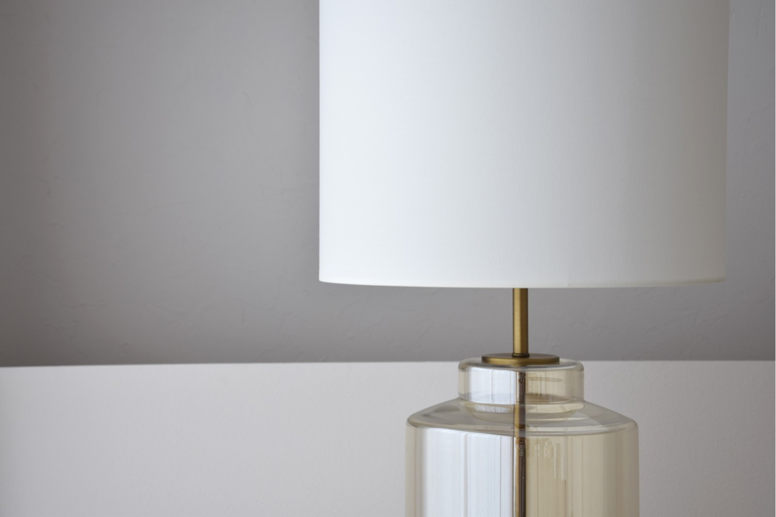 LAMPE CYLINDRIQUE EN VERRE AMBRÉ AVEC ABAT-JOUR