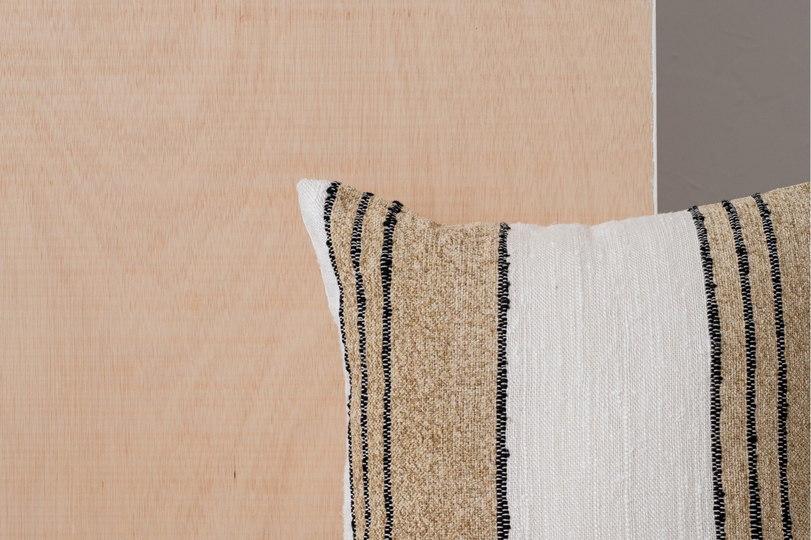 CUSHION ERO N1. WHITE CAMEL BLACK COTTON CUSHION