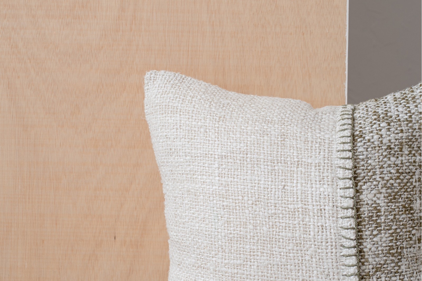 CUSHION BERTE N3. WHITE OLIVE GREEN COTTON CUSHION