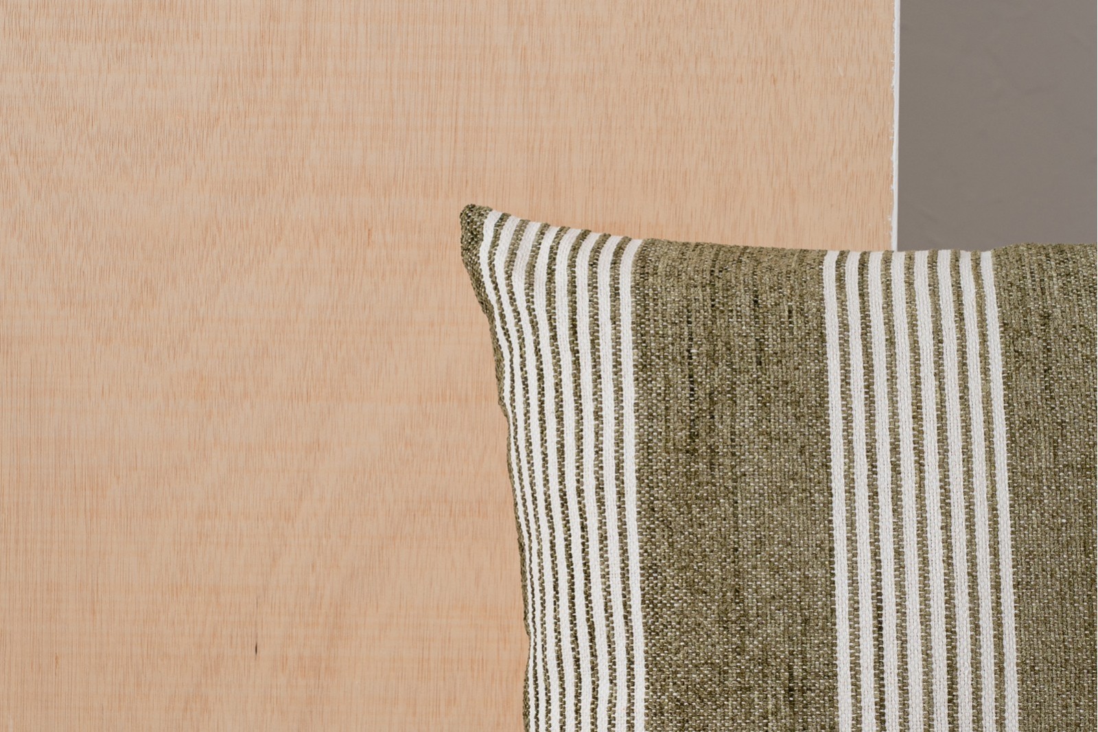 CUSHION BERTE N5. WHITE OLIVE GREEN COTTON CUSHION