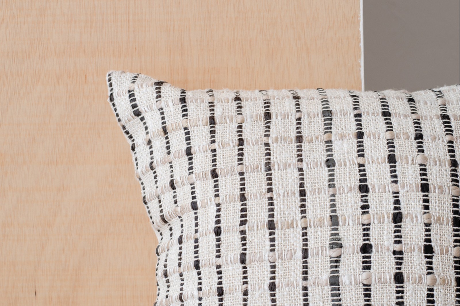 COUSSIN EN COTON BLANC NOIR BEIGE. OTO N4