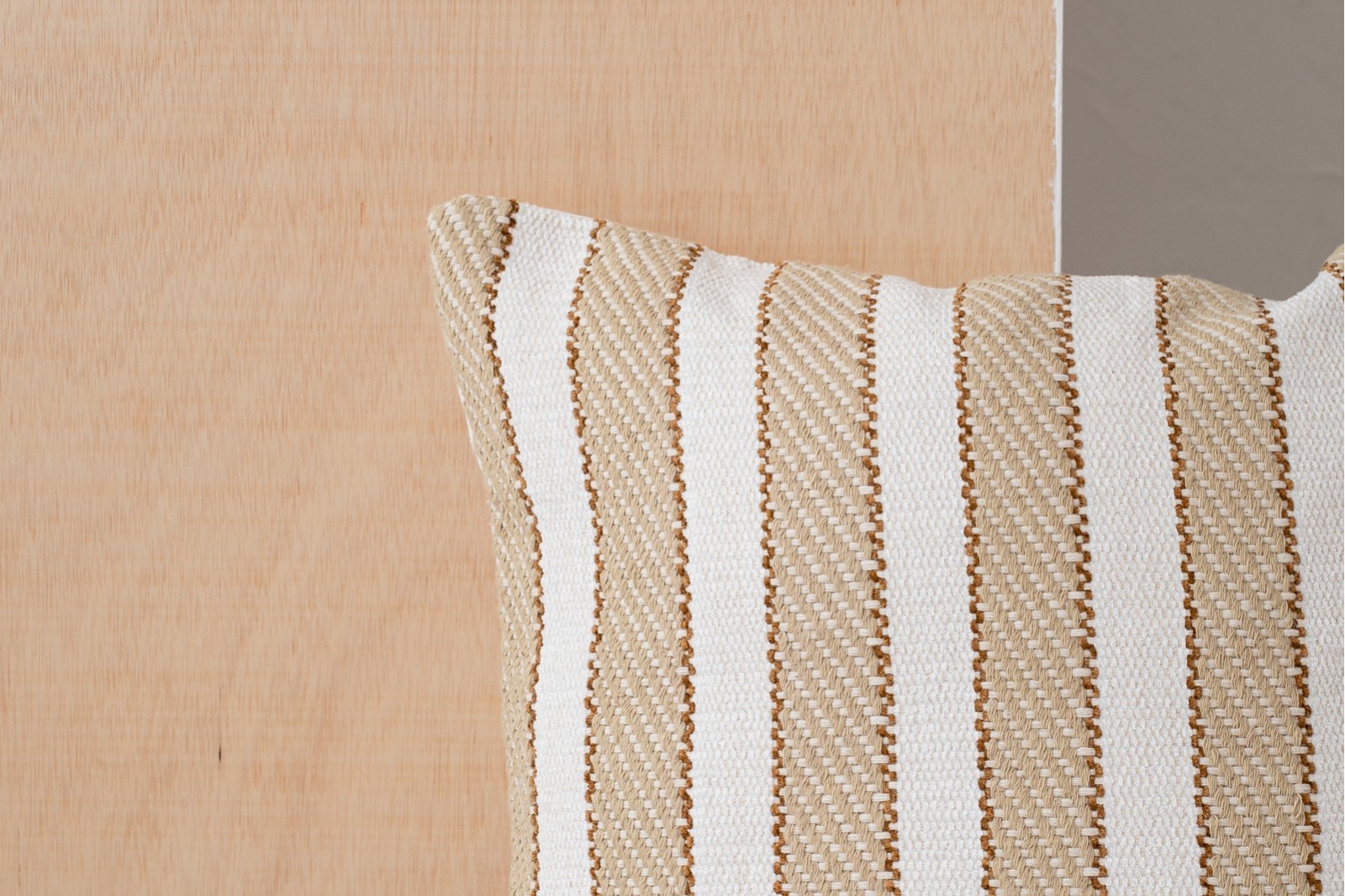 CUSHION ANXA N2. WHITE AND BEIGE COTTON CUSHION