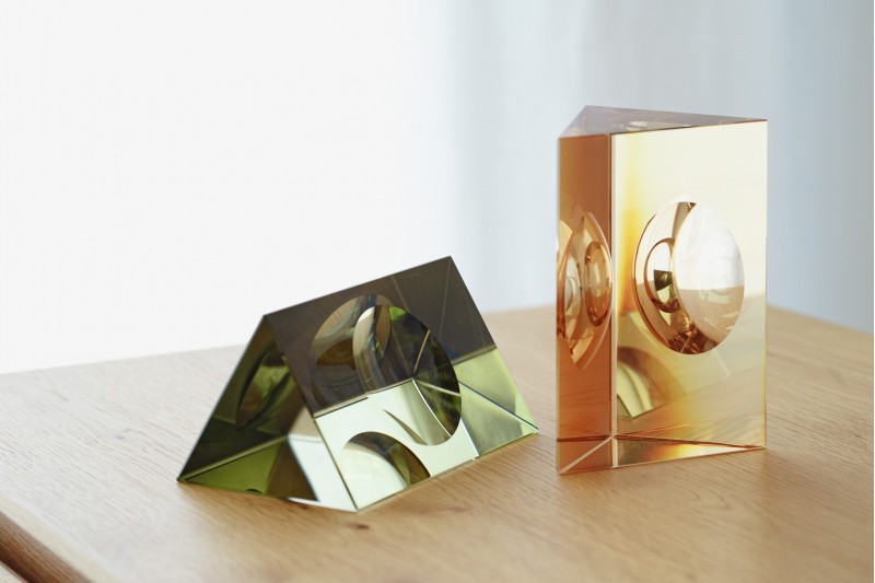SET OF 2 PIECES COLOURED CRYSTAL. TRIANGLE