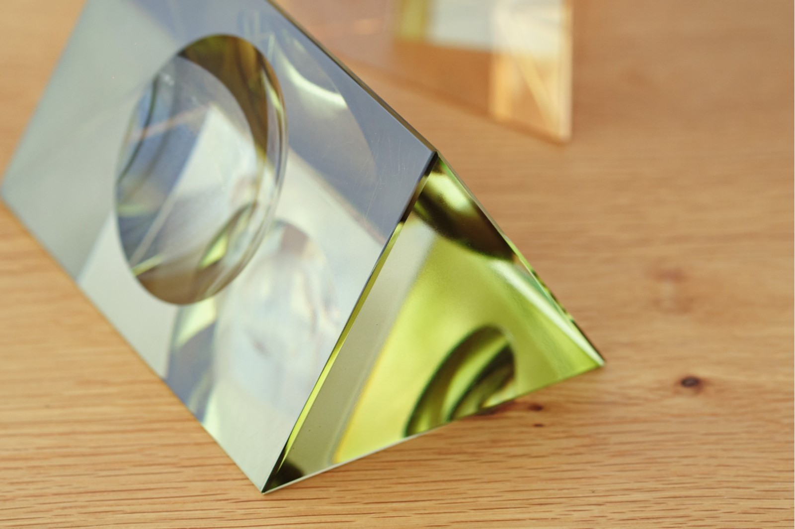 SET OF 2 PIECES COLOURED CRYSTAL. TRIANGLE