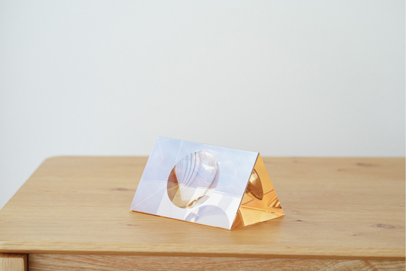 SET OF 2 PIECES COLOURED CRYSTAL. TRIANGLE